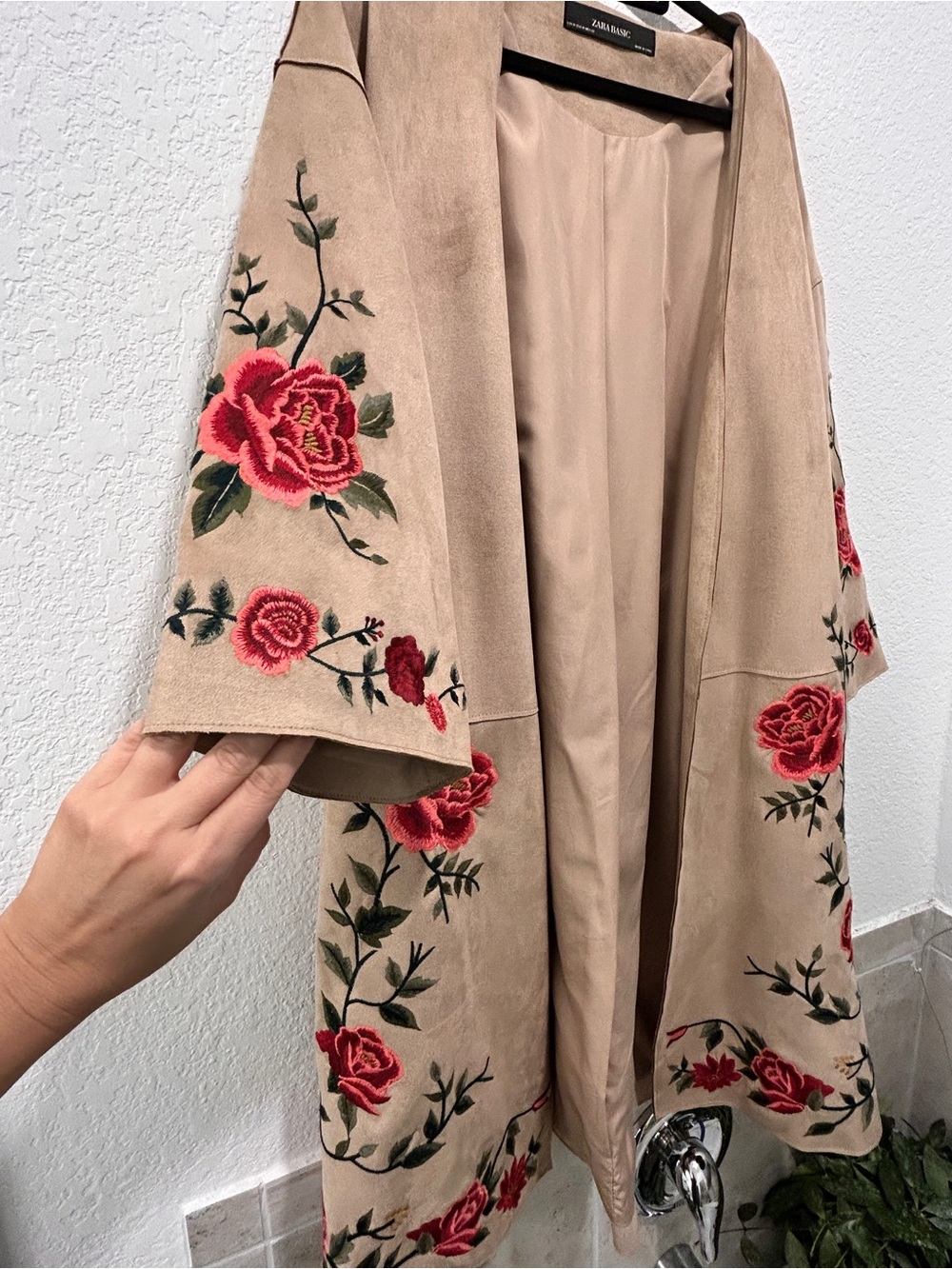 Zara Beige Open-Front kimono style Trench Coat with Red Rose Embroidery - Picture 3 of 5
